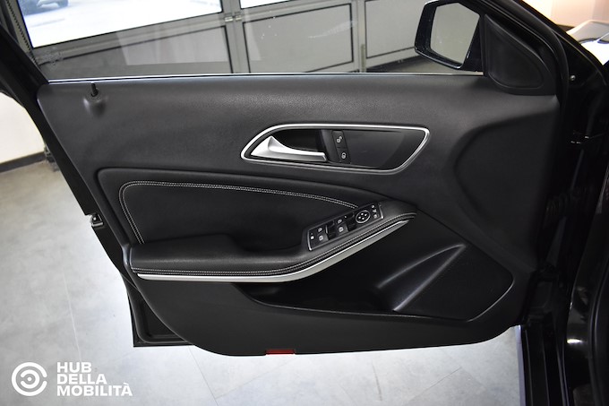 MERCEDES-BENZ GLA 180 CDI Sport